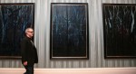 artist-damien-hirst-walks-002