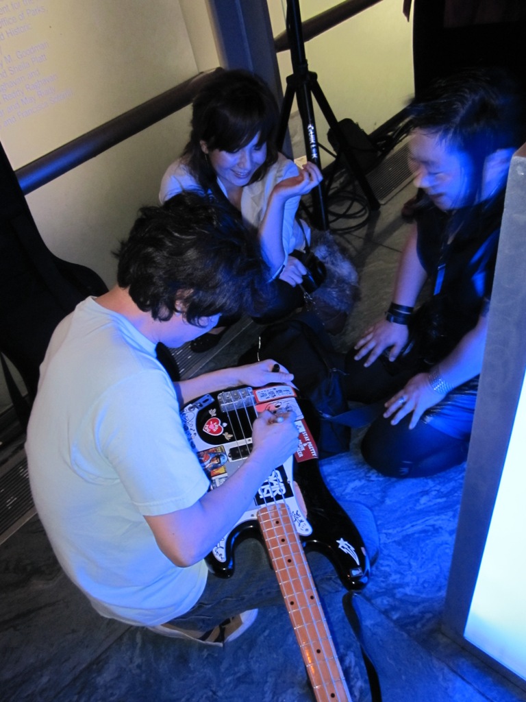 Nara drawing on the guitar backstage