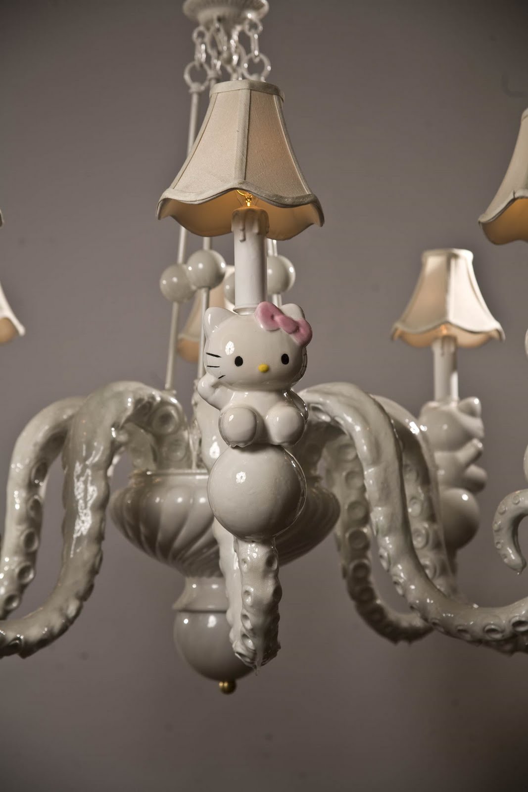 Hello-Kitty-white-chandelier-detail1